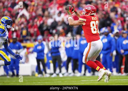 27. NOVEMBER 2022: Kansas City Chiefs Tight End Travis Kelce (87) lädt zum Touchdown im Arrowhead Stadium in Kansas City, Missouri, ein. Jon Robichaud/CSM. Stockfoto