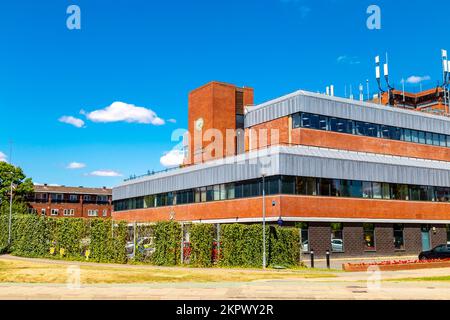 Hertsmere Civic Offices Building im Stil der 1970er Jahre, Heimat des Hertsmere Borough Council, Elstree Way, Borehamwood, Hertfordshire, Großbritannien Stockfoto