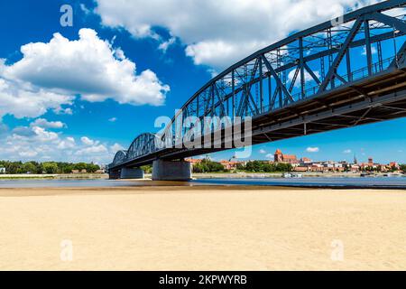 1930er Uhr Józef Piłsudski-Brücke (am meisten schlafend im. Józefa Piłsudskiego) mit Stadtstrand und Blick auf die Altstadt, Torun, Polen Stockfoto