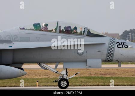 EIN US-AMERIKANISCHER Marine Corps F/A-18D Hornet Aircraft, angeschlossen an Marine Fighter Attack Squadron 312, tastet die Fluglinie während Vigilant Storm 23 am Kunsan Air Base, Südkorea, 3. November 2022. Vigilant Storm ist eine jährliche Schulungsveranstaltung, die die Kampfbereitschaft und Interoperabilität zwischen der Republik Korea und der US-Luftwaffe durch die Ausübung von Befehlen und Kontrollen auf operativer und taktischer Ebene auf der koreanischen Halbinsel weiter stärken soll. Stockfoto