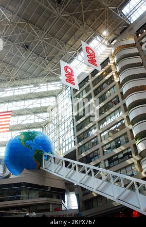 Eine lange Rolltreppe fährt im Atrium des CNN-Gebäudes in Atlanta hinauf in Richtung des Sendestudios des Nachrichtensenders Stockfoto