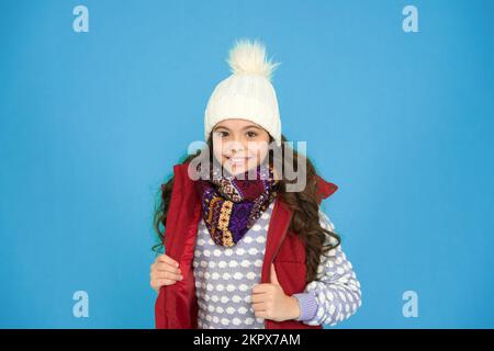 Weihnachtsspaß. Mir ist kalt in dieser Saison. Kleiden Sie sich in Schichten und Hut. Bleib aktiv. Es ist kalt draußen. Warme Strickmode für Kinder. Winteratmosphäre. Porträt von Stockfoto