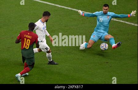 Lusail, Katar. 28.. November 2022. Rodrigo Bentancur (2. l) aus Uruguay schießt während des Spiels der Gruppe H zwischen Portugal und Uruguay bei der FIFA-Weltmeisterschaft 2022 im Lusail Stadium in Lusail, Katar, am 28. November 2022. Kredit: Xia Yifang/Xinhua/Alamy Live News Stockfoto