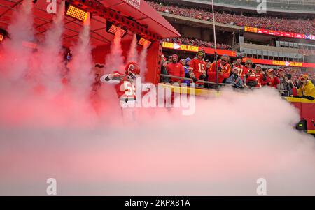 27. NOVEMBER 2022: Kansas City Chiefs Defensive End Frank Clark (55) betritt das Arrowhead Stadium Kansas City, Missouri. Jon Robichaud/CSM. Stockfoto