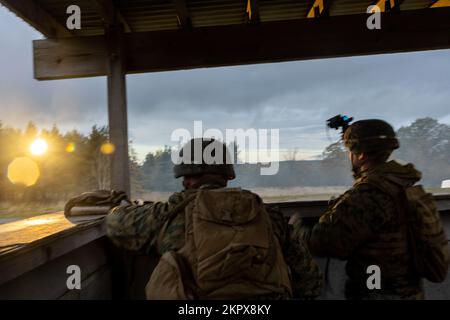 U.S. Marine Corps Sgt. Ethan Holgersen, links, und Jefferey Brosious, sowohl Schützen als auch Kaderführer mit 2. Platoon, Alpha Company, Fleet Anti-Terrorism Security Team, Marine Corps Security Force Regiment, reagieren auf einen simulierten Angriff für eine Marine Readiness Exercise (MRX) während der Tartan Eagle Phase II, nahe York, Europa, 3. November 2022. Ein MRX wird vor der Bereitstellung durchgeführt, um sicherzustellen, dass Marines in der Lage sind, wichtige Missionsziele zu erfüllen. Marines und British Royal Marines mit 43 Commando Fleet Protection Group Royal Marines, um sich gegenseitig zu den Trainingseinrichtungen zu reisen, um Ta auszutauschen Stockfoto