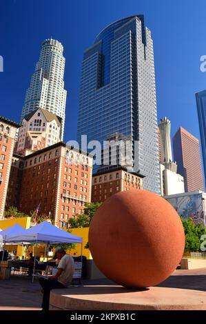 Eine große Kugel steht in der Nähe des Zentrums des Pershing Parks, umgeben von dem Wolkenkratzer-Gebäude im Zentrum von Los Angeles Stockfoto