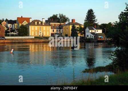 Historische Häuser von Portsmouth New Hampshire am Ufer der Stadt spiegeln sich im Wasser wider Stockfoto