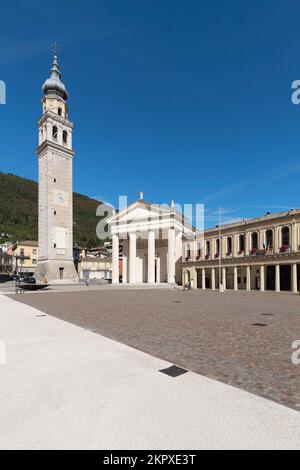 VALDOBBIADENE, ITALIEN - SEPTEMBER 2022; Rathaus und Kathedrale Santa Maria Assunta auf dem Guglielmo Marconi Platz Stockfoto