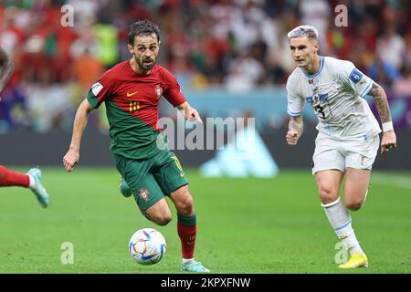 Lusail City, Katar. 28.. November 2022. Bernardo Silva, Guillermo Varela während des FIFA-Weltmeisterschafts-Katar-2022-Spiels der Gruppe H zwischen Portugal und Uruguay am 28. November 2022 im Lusail-Stadion in Lusail City, Katar. (Foto: Pawel Andrachiewicz/PressFocus/Sipa USA) Guthaben: SIPA USA/Alamy Live News Stockfoto