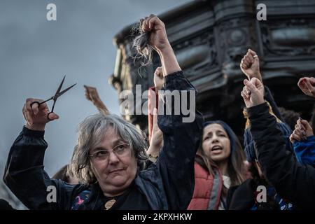 London, Großbritannien. 26.. November 2022. Iranischer Haarschnitt-Protest. Maria Maclachlan, Frauenrechtlerin, schließt sich Dutzenden britisch-iranischen Frauen und Anhängern im Piccadilly Circus an, um im Rahmen ihrer laufenden Aktion, die einen Regimewechsel in Teheran, Iran, fordert, Massenproteste gegen Haarschnitte zu Unternehmen. Für viele iranische Frauen ist das Abschneiden von Haaren – ein Zeichen der Schönheit, das in der Islamischen Republik versteckt sein soll – eine ergreifende Form des Protests. Die Demonstranten fordern Gerechtigkeit für die Hunderte von Demonstranten, die seit dem Tod des 22-jährigen Mahsa Amini getötet wurden. Kredit: Guy Corbishley/Alamy Live News Stockfoto