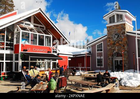 Skifahrer im Squaw Valley, Kalifornien, machen eine Mittagspause, bevor sie an einem Wintertag auf die Pisten zurückkehren Stockfoto