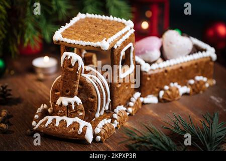 Zug aus Lebkeksen mit festlicher Atmosphäre im Hintergrund. Weihnachten und Neujahrsstimmung. Stockfoto