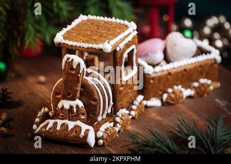 Zug aus Lebkeksen mit festlicher Atmosphäre im Hintergrund. Weihnachten und Neujahrsstimmung. Stockfoto