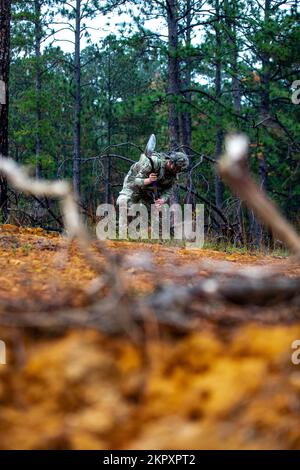 Fallschirmjäger, die dem 3.. Bataillon, dem 319.. Artilleriegesiment, dem 1.. Brigaden-Kampfteam und der 82.. Luftwaffe zugeteilt wurden, stellten während der Rotation des Joint Readiness Training Center (JRTC) in Fort Polk, Louisiana, am 4. November 2022 Schusspositionen ein und nahmen Sicherheitskräfte ein. JRTC Rotation 23-01 dient der Verbesserung der Einsatzbereitschaft der Brigade und der unterstützenden Einheit. Stockfoto