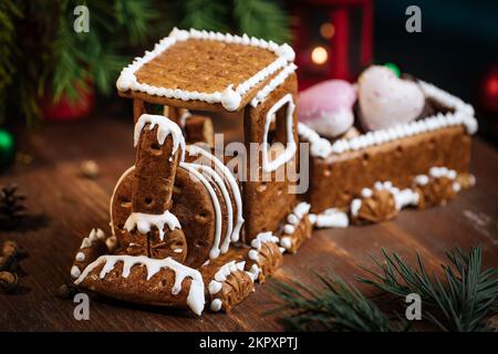 Zug aus Lebkeksen mit festlicher Atmosphäre im Hintergrund. Weihnachten und Neujahrsstimmung. Stockfoto