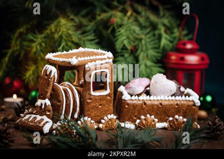 Zug aus Lebkeksen mit festlicher Atmosphäre im Hintergrund. Weihnachten und Neujahrsstimmung. Stockfoto