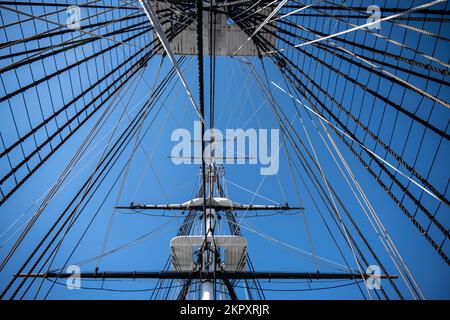 Der Hauptmast und der Mizzen-Mast auf der USS Constitution mit der Aufhängung des Hauptmastes, der den Mizzen-Mast umrahmt Stockfoto