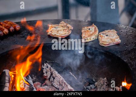 Grillverfahren für frische Fleischsteaks auf Brazier – Nahaufnahme Stockfoto