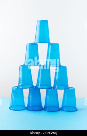 Pyramide aus blauen Plastikbechern. Bereit für die Party. Stockfoto