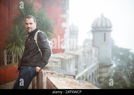 Lächelnder Mann lehnt sich an eine Wand, Sintra, Lissabon, Portugal Stockfoto