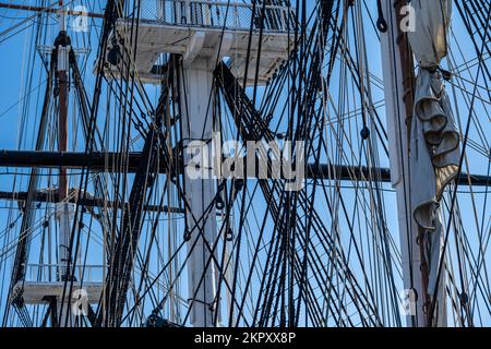 Viele Seile an der Anbringung eines Segelschiffs mit drei Masten Stockfoto