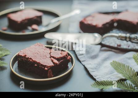 Nahaufnahme von vier Scheiben Rotsamtkuchen auf einem Tisch Stockfoto