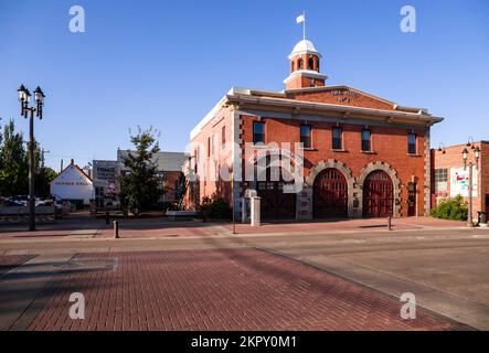 Feuerwehrstation altes Gebäude - Garage für Autos Stockfoto