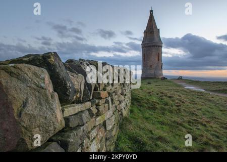 Hartshead Pike ist ein Hügel im Tameside in Greater Manchester, England, und sein Name ist verbunden mit dem Denkmal auf dem Gipfel. Stockfoto