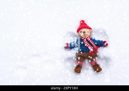 Magische Schneeflocken Kindheit Nostalgie Schneeengel des Teddybären (Kopierbereich) Stockfoto