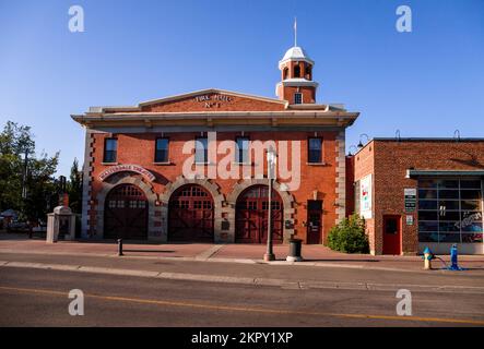 Feuerwehrstation altes Gebäude - Garage für Autos Stockfoto