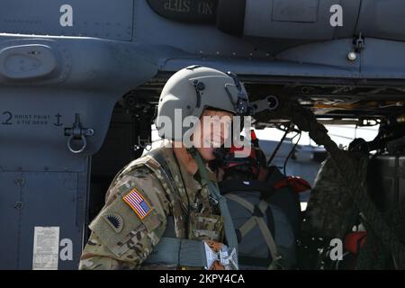 USA Army General Daniel R. Hokanson, Chief of the National Guard Bureau, macht sich bereit für den Flug mit dem HH-60G Pave Hawk Rettungshubschrauber mit dem 106. Rettungsflügel auf dem Francis S. Gabreski Air National Guard Base in Westhampton Beach, NY, 5. November 2022. Hokanson bereitete sich auf die Teilnahme an einem vollständigen Missionsprofil mit den 106. vor. Stockfoto