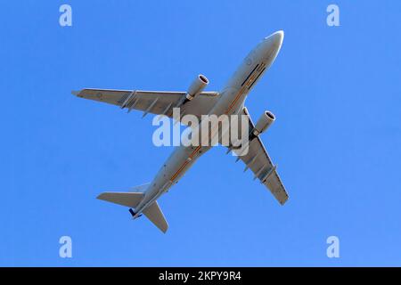 Militär der Australian Air Force (RAAF) KC-30A Multi-Role Tanker Transport (MRTT) während einer Flugdemonstration auf der 2017 Airshow London (Ontario, Kanada). Stockfoto