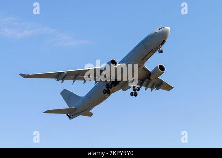 Militär der Australian Air Force (RAAF) KC-30A Multi-Role Tanker Transport (MRTT) während einer Flugdemonstration auf der 2017 Airshow London (Ontario, Kanada). Stockfoto