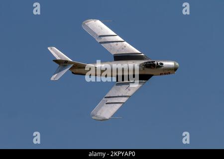 Fliegen während einer Flugvorführung einer MiG-17PF auf der 2017 Airshow London (Ontario, Kanada). Stockfoto