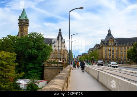 Blick auf die Stadt Luxemburg von der Adolphe-Brücke. Das majestätische Gebäude ist der Hauptsitz der Staatsbank und des Sparfonds (Spuerkeess). Stockfoto