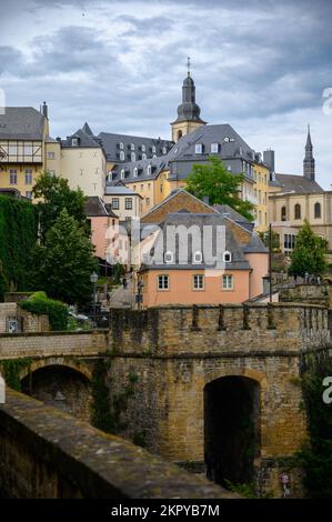 Blick auf die Altstadt von Luxemburg (Ville-Haute) vom Chemin de la Corniche. Stockfoto