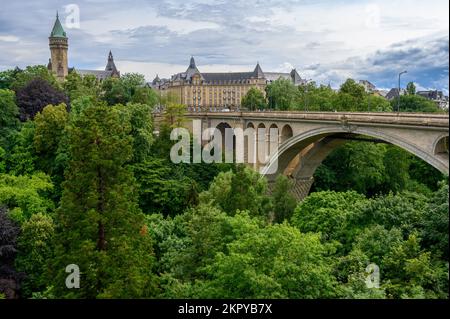 Blick auf die Stadt Luxemburg mit der Adolphe-Brücke. Das majestätische Gebäude ist der Hauptsitz der Staatsbank und des Sparfonds (Spuerkeess). Stockfoto