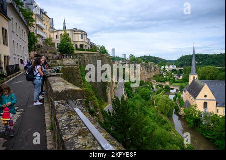 Blick auf die Altstadt von Luxemburg (Ville-Haute) sowie auf das "Grund" unten vom Chemin de la Corniche. Stockfoto