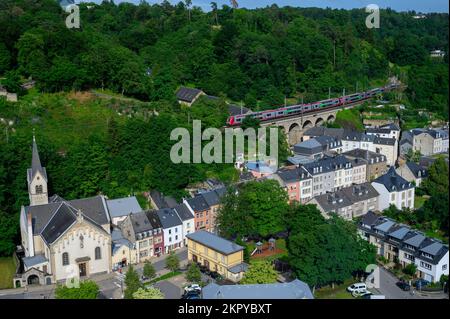 Das Pfaffenthal-Viertel der Stadt Luxemburg aus der Vogelperspektive aus dem Panoramablick auf die Pfaffenthal. Stockfoto