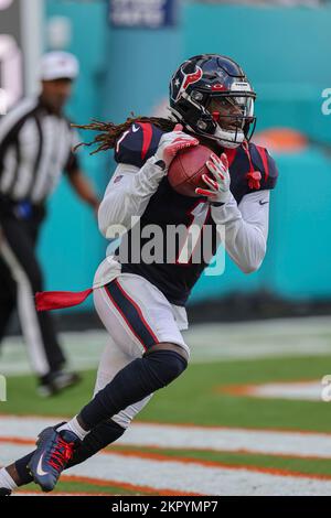 Nach Miami. FL USA; Houston Texans Cornerback Tremon Smith (1) fängt den Kick-off und bereitet sich darauf vor, während eines NFL-Spiels gegen Miami mit dem Ball zu laufen Stockfoto