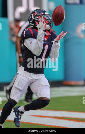 Nach Miami. FL USA; Houston Texans Cornerback Tremon Smith (1) fängt den Kick-off und bereitet sich darauf vor, während eines NFL-Spiels gegen Miami mit dem Ball zu laufen Stockfoto