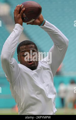 Nach Miami. FL USA; der Miami Dolphins Wide Receiver Trent Sherfield (14) fängt sich vor einem NFL-Spiel gegen die Houston Texans beim Aufwärmen vor dem Spiel ein Stockfoto
