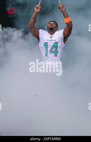 Nach Miami. FL USA; der Miami Dolphins Wide Receiver Trent Sherfield (14) betritt das Feld, bevor er im Hard R ein NFL-Spiel gegen die Houston Texans spielt Stockfoto