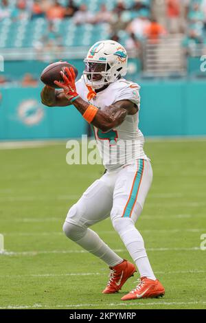 Nach Miami. FL USA; der Miami Dolphins Wide Receiver Trent Sherfield (14) empfängt vor einem NFL-Spiel gegen den Houston Te während der Aufwärmphase vor dem Spiel einen Empfang Stockfoto