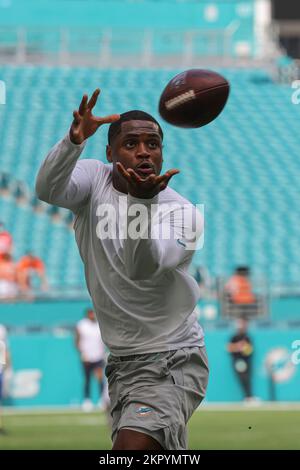 Nach Miami. FL USA; der Miami Dolphins Wide Receiver Trent Sherfield (14) fängt vor einem NFL-Spiel gegen die Houston Texans während der Aufwärmzeit vor dem Spiel an Stockfoto