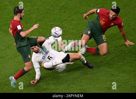 Lusail, Katar. 28.. November 2022. Bernardo Silva (L) aus Portugal, Rodrigo Bentancur (C) aus Uruguay und Goncalo Ramos aus Portugal treten beim Spiel der Gruppe H zwischen Portugal und Uruguay bei der FIFA-Weltmeisterschaft 2022 im Lusail-Stadion in Lusail, Katar, am 28. November 2022 gegeneinander an. Kredit: Xia Yifang/Xinhua/Alamy Live News Stockfoto