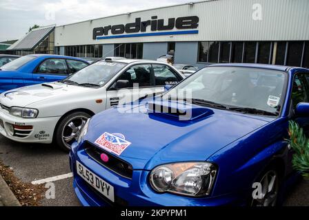 McRae-Treffen. Rund 1200 Subaru Impreza Autos versammelten sich im Prodrive Hauptquartier zum Gedenken an Colin McRae zum Todestag. Autos geparkt draußen Stockfoto
