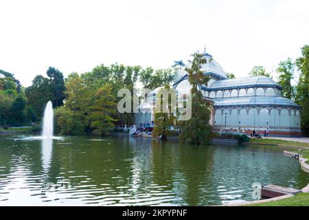 Glaspalast und künstlicher See im El Retiro Park, Madrid, Spanien Stockfoto