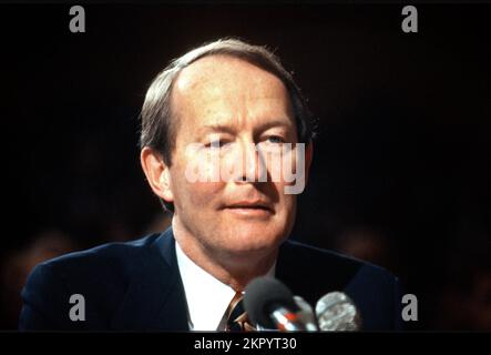 Der ehemalige Gouverneur Lamar Alexander (Republikaner von Tennessee) sagt vor dem United States Senate Labor & Human Resources Committee über seine Nominierung zum US Secretary of Education in Washington, DC am 6. Februar 1991 aus. Er wurde von US-Präsident George H.W. ernannt Bush ersetzt den ehemaligen US-Bildungsminister Lauro Cavazos, der unter Druck zurückgetreten ist. Kredit: Ron Sachs/CNP Stockfoto