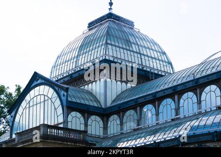 Nahaufnahme der Glaskuppel des Glaspalastes im El Retiro Park, Madrid, Spanien Stockfoto